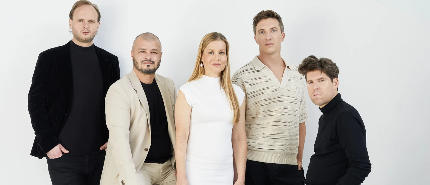 Spark_Gruppe_02_YSchmedemann_073.jpg - Foto - .JPG Fünf Personen in stilvoller Kleidung posieren in einem minimalistischen, hellen Raum.