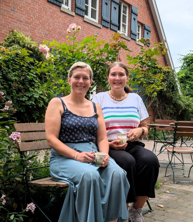 Staffelübergabe im Kräuterhof, Carolin übergibt die Leitung an Anna_quer.jpg