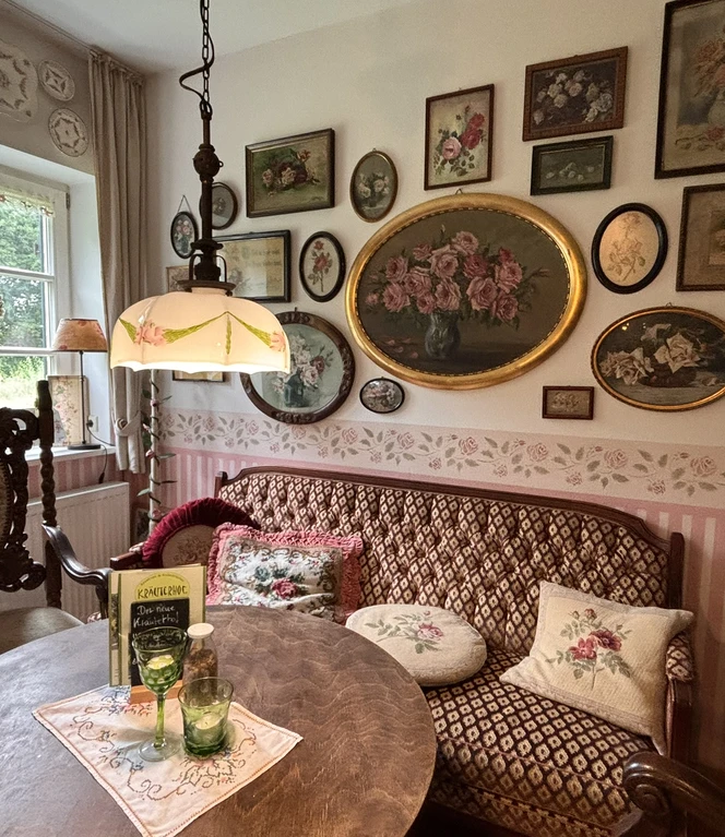 Auch das Rosenzimmer ist wie aus einer Puppenstube..JPEG