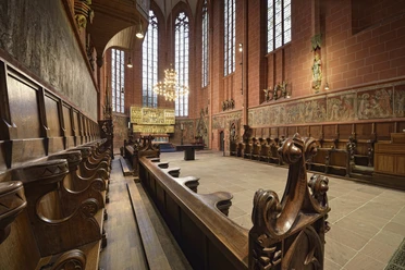 Dom - Innenraum Chorgestühl und Altar im Dom mit hohen Kirchenfenstern