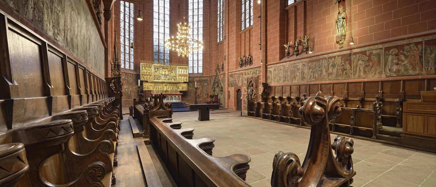 Dom - Innenraum Chorgestühl und Altar im Dom mit hohen Kirchenfenstern