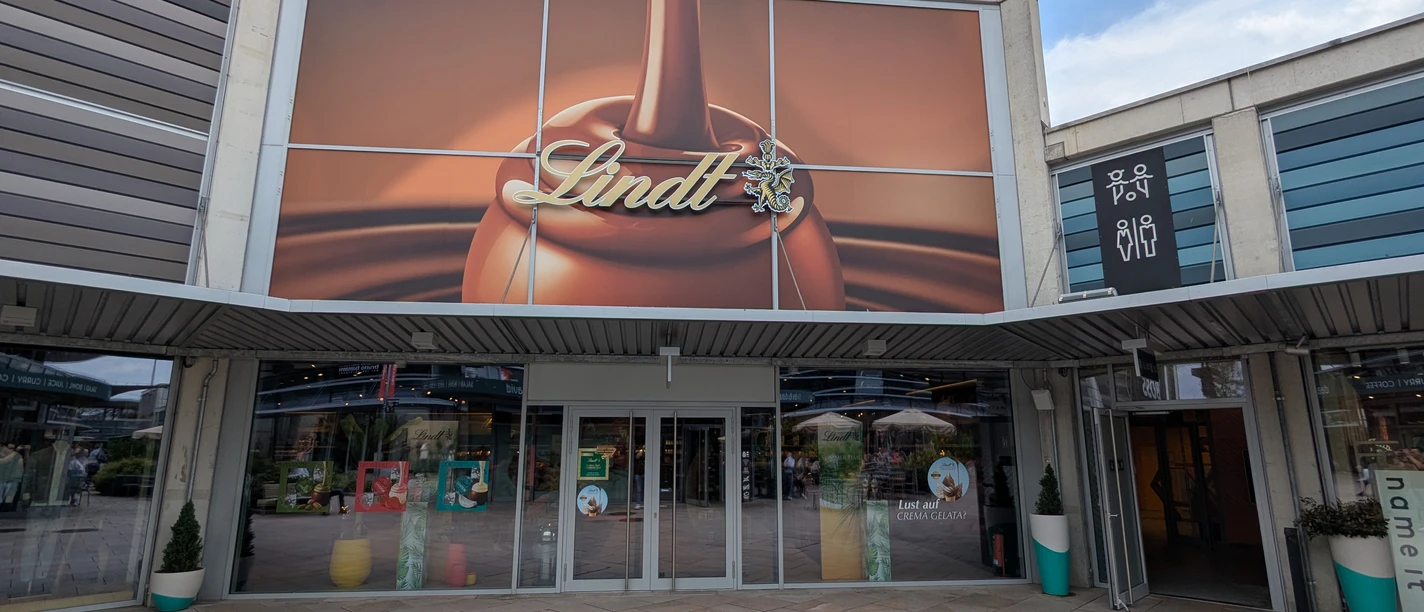 Außenansicht des LINDT Outlet Store in den Designer Outlets Wolfsburg