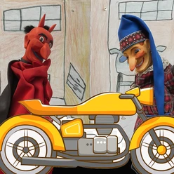 Kasper und Teufel mit Motorrad Due pupazzi a mano, un diavolo rosso e Punch, posano dietro una moto gialla.
