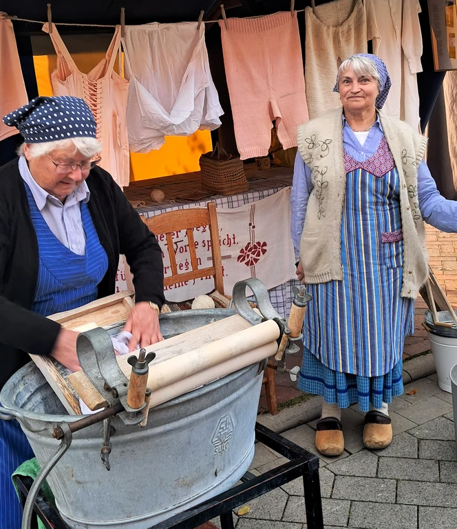 Bild3_1000018751 Waschfrauen des Heimatverein Twist beim Wäschewaschen_quer.jpg