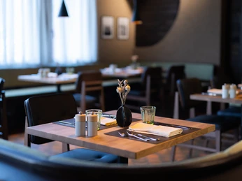 Rest. Giessenhof Salle à manger table dressée.jpg