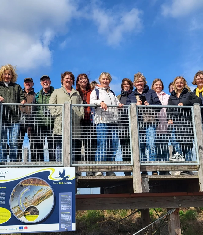 Lehrerfortbildung am Theikenmeer_Naturpark Schule Bernhardschule ©Naturpark Hümmling Gruppe von Lehrkräften auf einer Aussichtsplattform im Naturpark Hümmling unter blauem Himmel