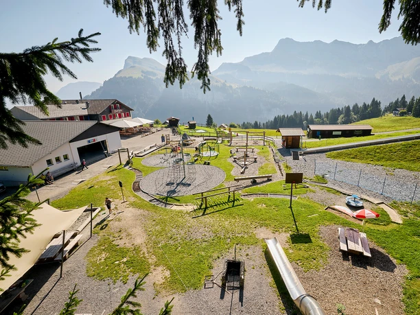 Spielplatz Stockhütte bei der Bergstation von oben betrachtet.