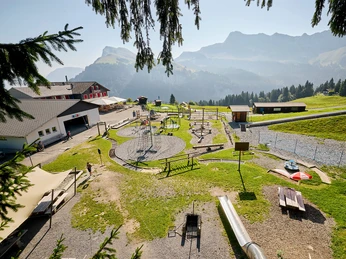 Spielplatz-Stockhütte.jpg Spielplatz Stockhütte bei der Bergstation von oben betrachtet.