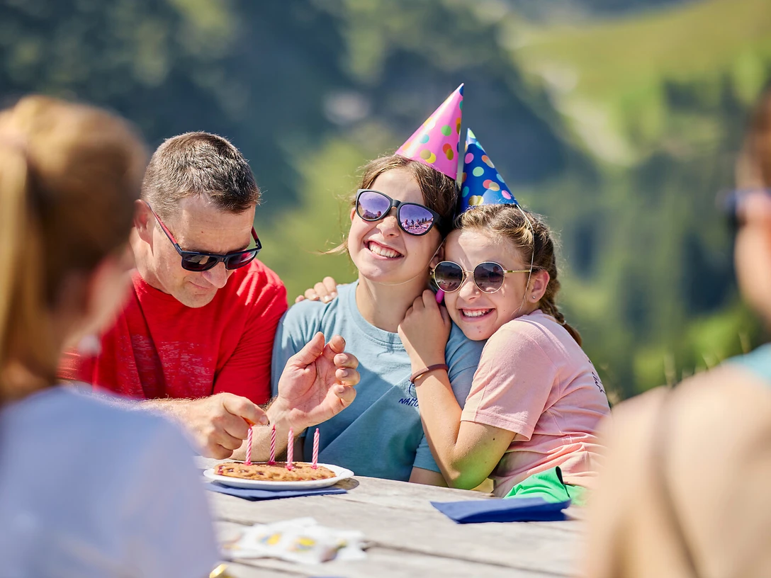 Geburtstag.jpg Familie feiert Geburtstag auf der Klewenalp-Stockhütte