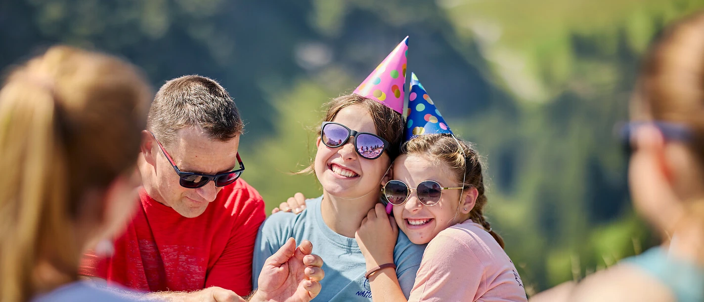 Geburtstag.jpg Familie feiert Geburtstag auf der Klewenalp-Stockhütte
