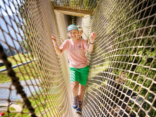 Wipfelpfad-Stockhütte-4.jpg Mädchen im Wipfelpfad auf der Stockhütte.