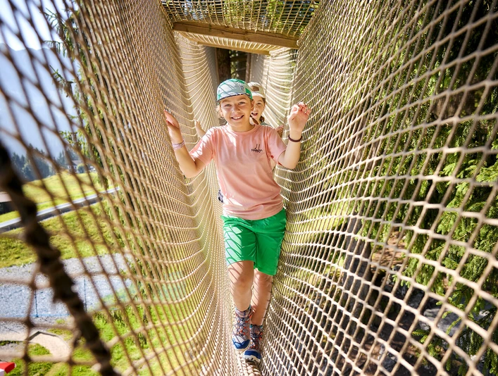 Wipfelpfad-Stockhütte-4.jpg Mädchen im Wipfelpfad auf der Stockhütte.