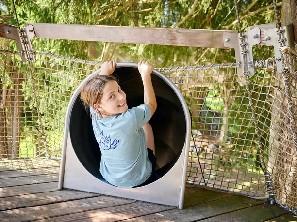 Wipfelpfad-Stockhütte-1.jpg Mädchen auf der Rutschbahn im Wipfelpfad Stockhütte.