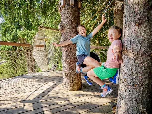 Zwei Mädchen auf dem Wipfelpfad Stockhütte