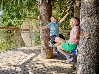Wipfelpfad-Stockhütte-2.jpg Zwei Mädchen auf dem Wipfelpfad Stockhütte