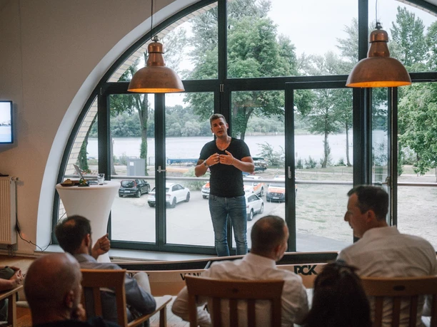 Sport Speaker JAN VANDREY Olympiasieger Kanu KEYNOTE VORTRAG 6.6.23 Potsdam 02.jpg Sport Speaker Jan Vandrey hält eine Keynote vor seinem Publikum