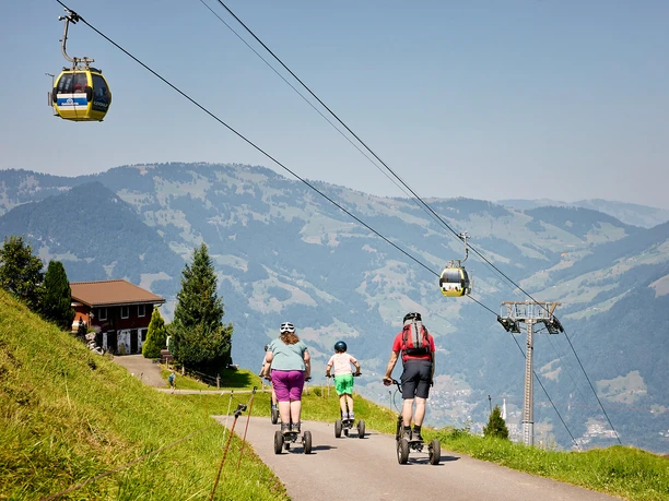 Familie am Bikeboard fahren auf der Stockhütte.