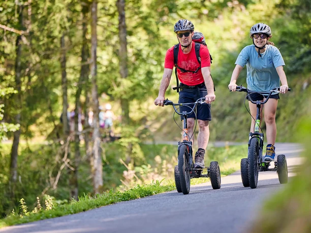 Vater und Tochter auf der Bikeboard-Abfahrt im Wald von der Stockhütte nach Emmetten.