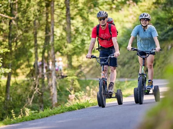 Bikeboard-Stockhütte (4).jpg Vater und Tochter auf der Bikeboard-Abfahrt im Wald von der Stockhütte nach Emmetten.