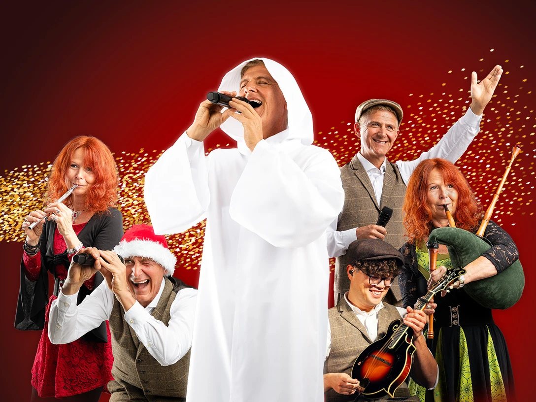 16x9_Vorschaubild.jpg Mehrere Musiker in festlicher Kleidung mit Instrumenten, Mann in weißem Gewand singt.