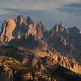 South Tyrol on foot Das Bild zeigt eine dramatische Berglandschaft mit zackigen Gipfeln in Südtirol bei Sonnenuntergang.The picture shows a dramatic mountain landscape with jagged peaks in South Tyrol at sunset.
