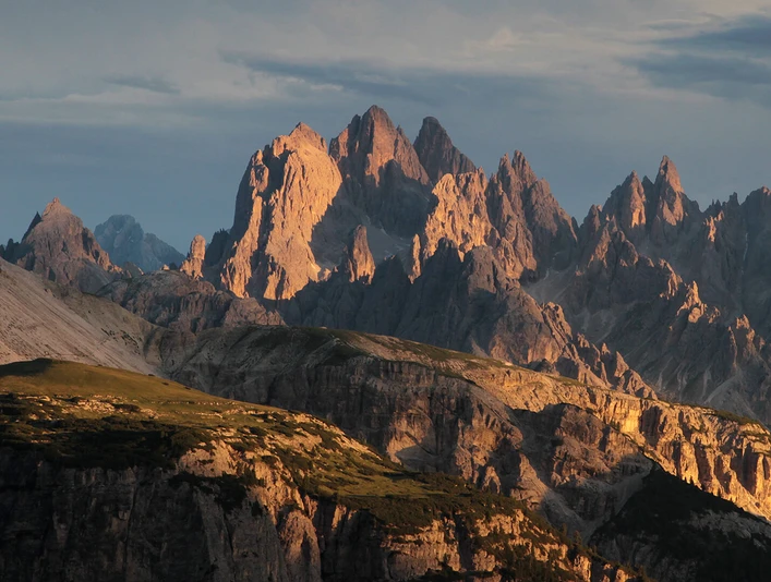 South Tyrol on foot Das Bild zeigt eine dramatische Berglandschaft mit zackigen Gipfeln in Südtirol bei Sonnenuntergang.The picture shows a dramatic mountain landscape with jagged peaks in South Tyrol at sunset.