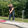 Besucherin spielt Minigolf