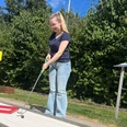 Besucherin spielt Minigolf