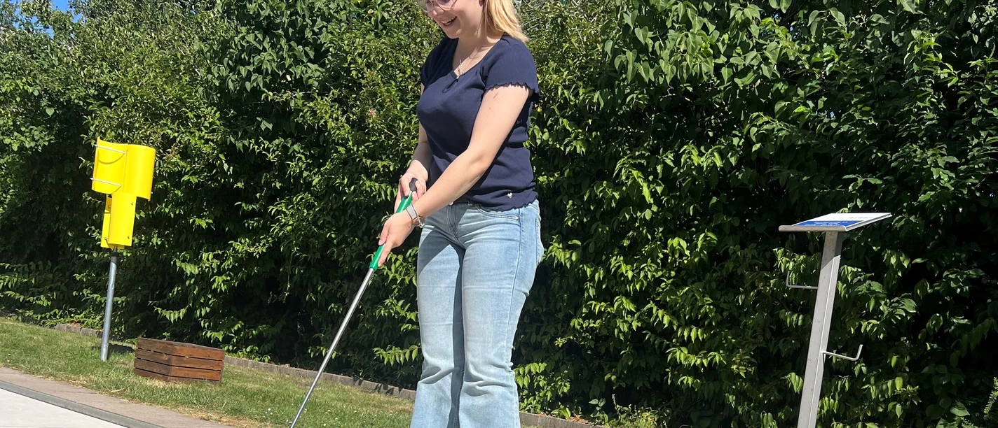 Besucherin spielt Minigolf