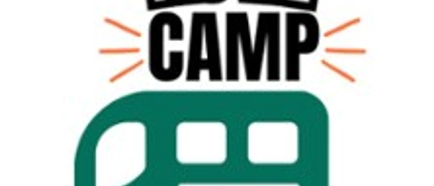 Grünes Wohnmobil mit dem Aufschrift "Yes We Camp" und stilisierten orangen Linien, die Bewegung symbolisieren.