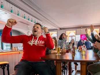 helvetia-sport-bar-gaeste-jubeln.jpg