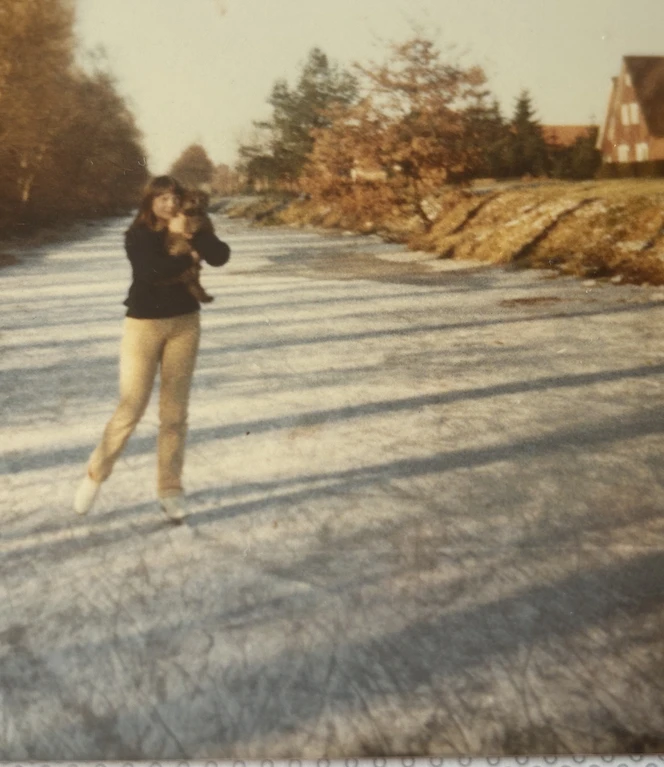 Eislaufen auf dem winterlichen Kanal..