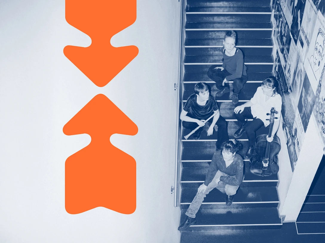 BARBARA Ensemble Junge Musikerinnen und Musiker sitzen auf einer Treppe und blicken dynamisch nach oben.Young musicians sit on a staircase and look dynamically upwards.