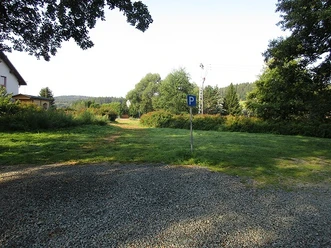 Parken am Wasserspielplatz in der Teichanlage Schönau