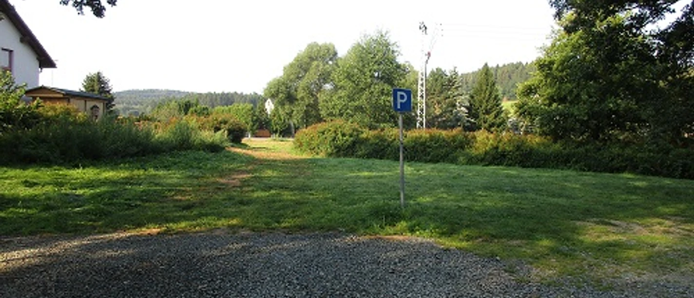 Parken am Wasserspielplatz in der Teichanlage Schönau