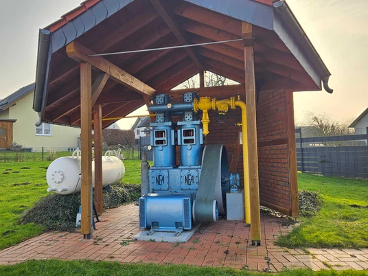 In einer Hütte befindet sich beim Lindeneck eine Kohlensäure-Verflüssigungsanlage