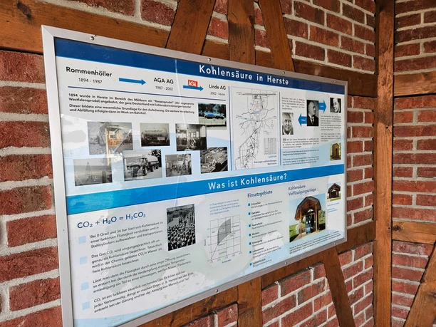 Hinter der Kohlensäure-Verflüssigungsanlage befindet sich eine Ausführliche Information Tafel