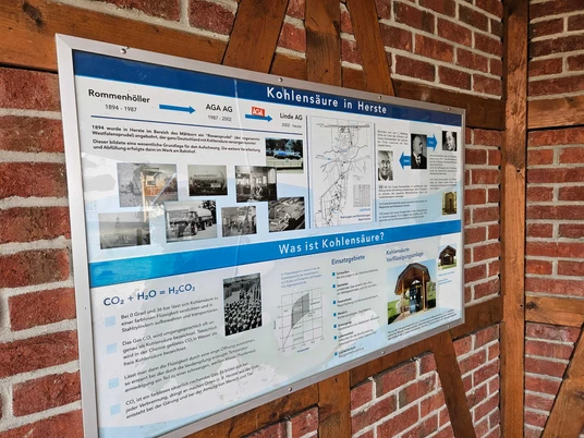 Lindeneck - Herste Hinter der Kohlensäure-Verflüssigungsanlage befindet sich eine Ausführliche Information Tafel