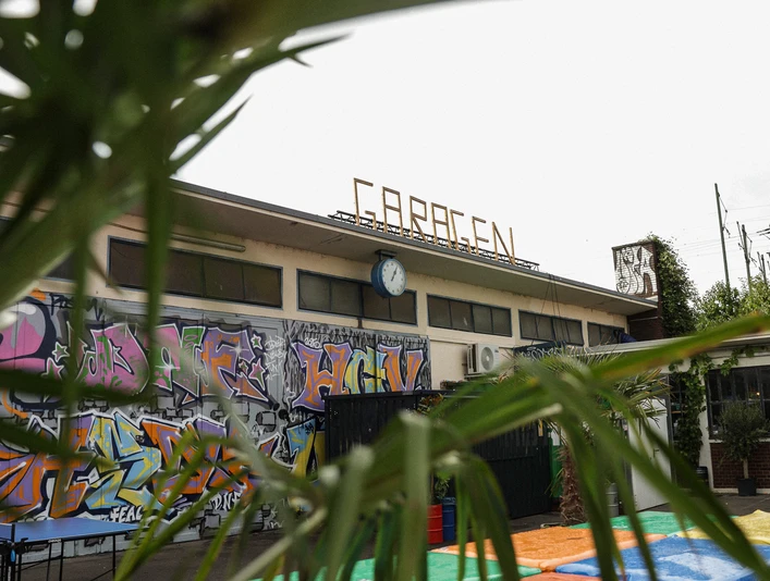Garagen Club Auf dem Foto sind bunte Palettensitze, Graffiti und das urbane Ambiente des Garagen Clubs zu sehen.The photo shows colorful pallet seats, graffiti and the urban ambience of the Garage Club.