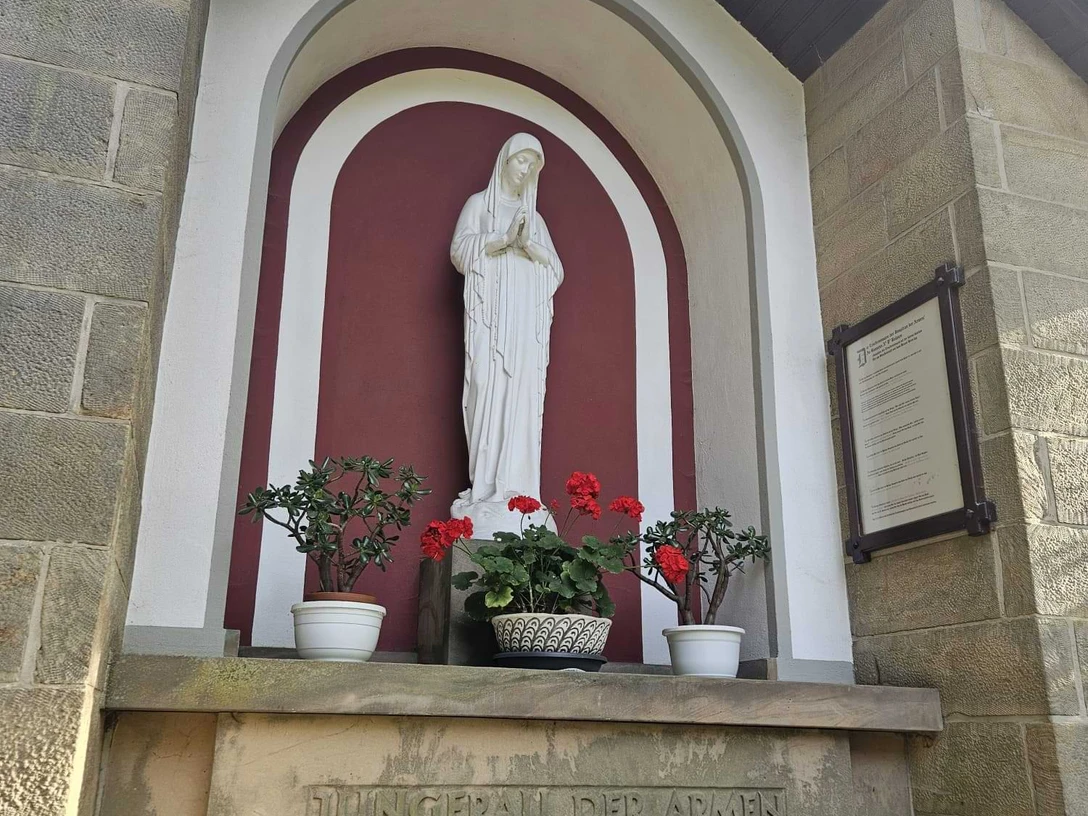 Banneux-Kapelle Pömbsen Die Banneux-Kapelle in Pömbsen, mit Statue der "Jungfrau der Armen" neben der Kirche.