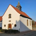 Die kleine St. Josef Kapelle von außen mit ihrem Eingang