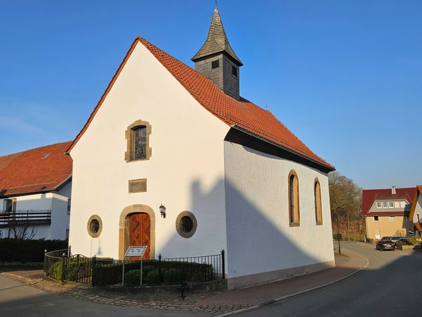 Die kleine St. Josef Kapelle von außen mit ihrem Eingang