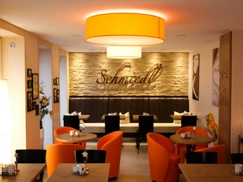Der Gastraum des Café Schmiedl
