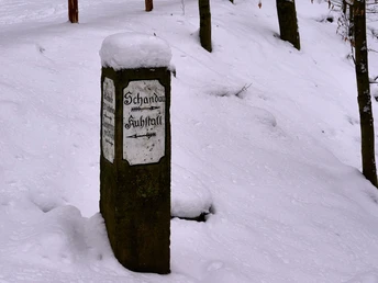 Wegweiser auf dem Weg zum Felsentor Kuhstall Sächsische Schweiz
