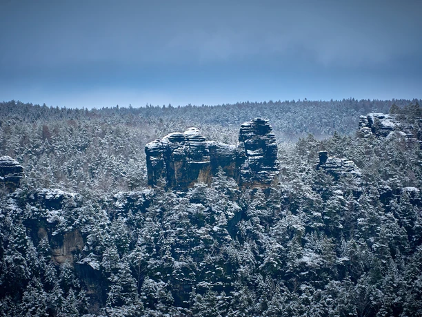 Basteigebiet im Winter Blick zur Lokomotive