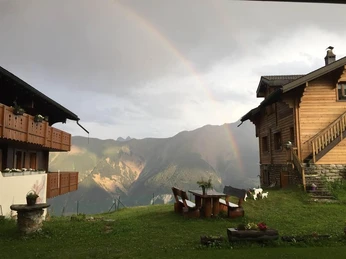 Gartensitzplatz im Sommerregen