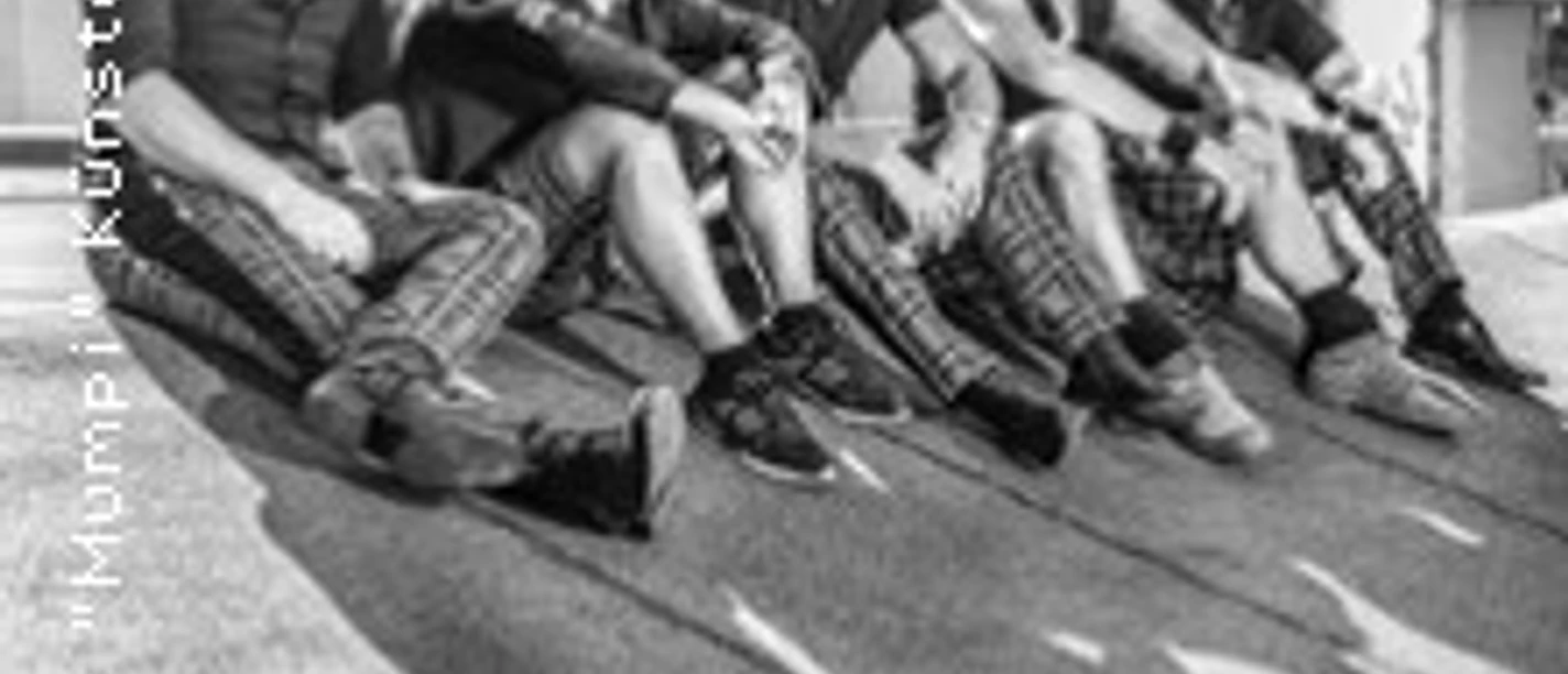 Schwarz-weißes Bandfoto der Kölner Band Brings auf einem Dach mit langen Schatten