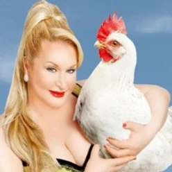 Eine lächelnde Person mit blonden Haaren hält ein weißes Huhn vor einem klaren blauen Himmel.