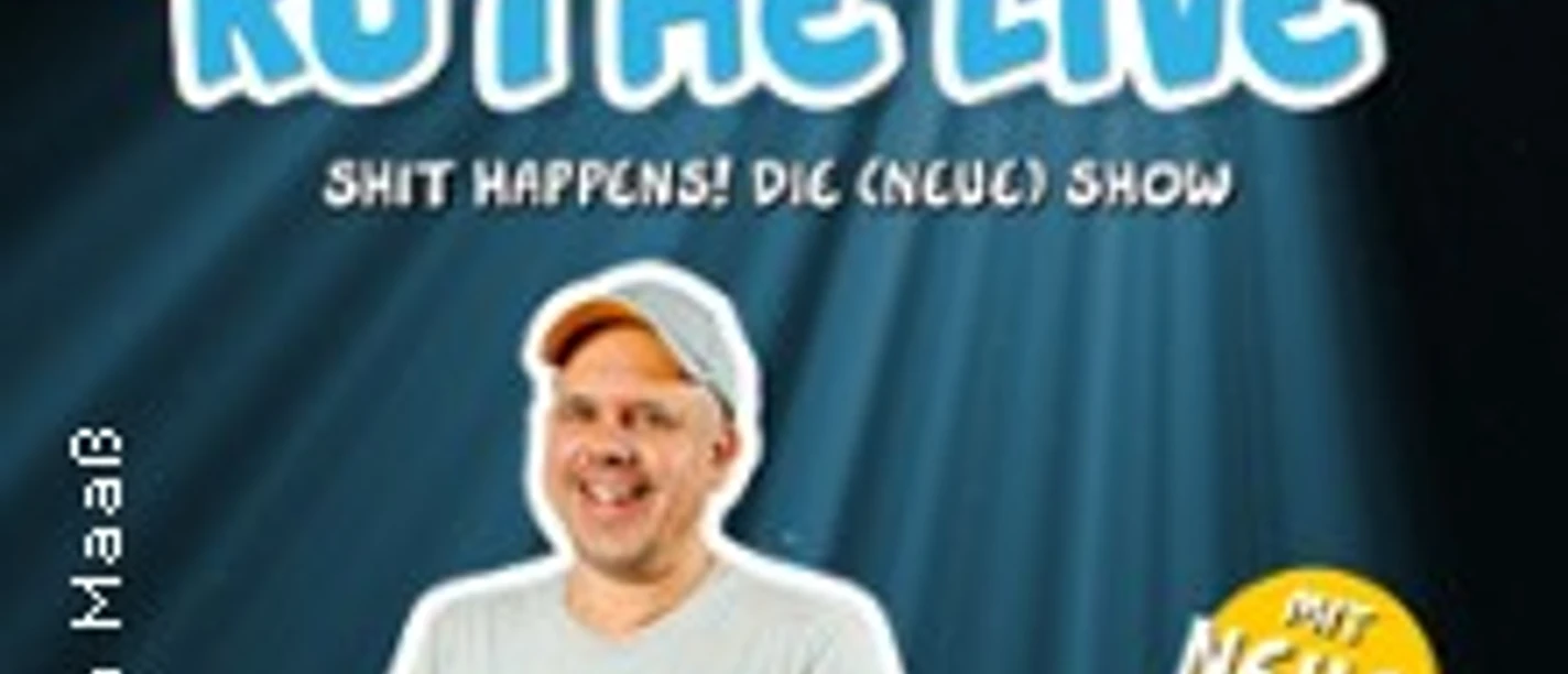 Ralph Ruthe steht in lässiger Pose, mit einem hellen T-Shirt vor dem Tourposter für "Ruthe Live".