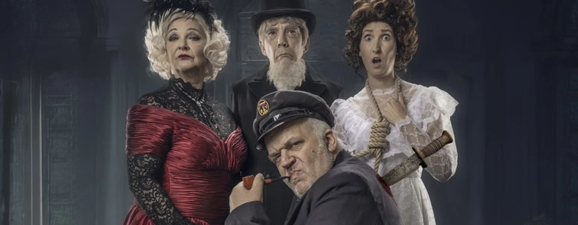 Sterben ist auch keine Lösung - Krimi Walk Act Vier kostümierte Personen in einem düsteren Raum, einer in Marineuniform mit Pfeife, eine gefesselt.